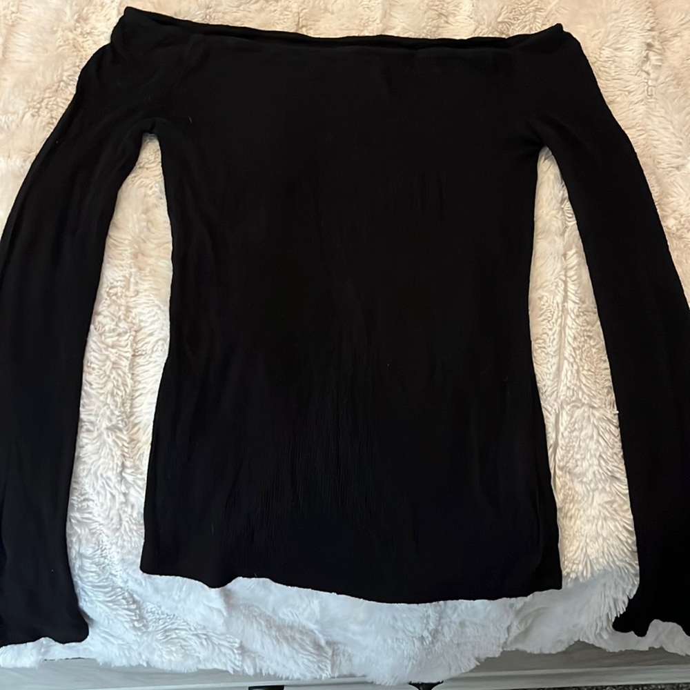 Black off the shoulder long sleeve. Only worn once for pictures.